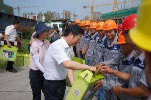 市委副书记、市长钱三雄等一行慰问奋战在高温一线建设工人